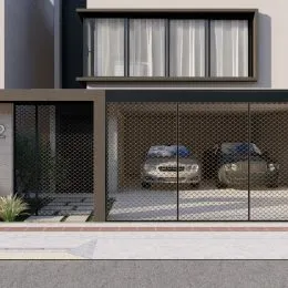 Fachada da residência com grandes portas de vidro e área externa.