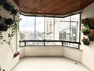 Vista interna de um ambiente com grande janela de vidro.