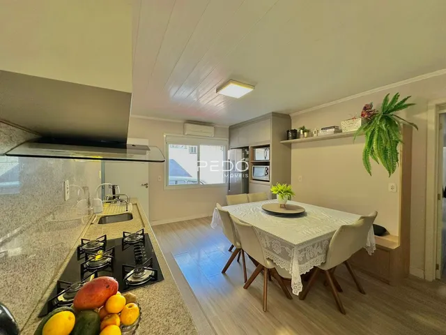 Vista de uma cozinha e sala de jantar em um imóvel no Brasil.