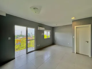 Sala de estar com vista para a paisagem externa.