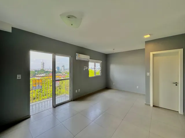 Sala de estar com vista para a paisagem externa.