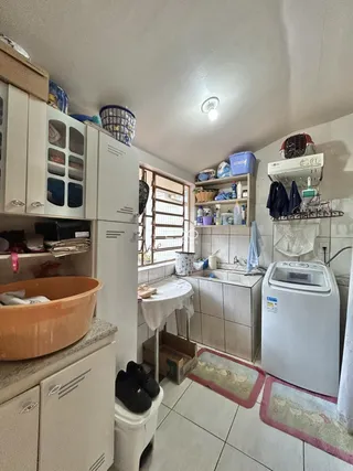 Foto da cozinha e área de serviço de uma residência em Lajeado.