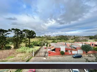 Vista externa de uma propriedade residencial em Lajeado, Brasil, com vegetação ao redor.