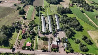 Vista aérea de uma propriedade rural em Lajeado, mostrando campos e estruturas.