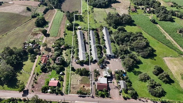 Vista aérea de uma propriedade rural em Lajeado, mostrando campos e estruturas.