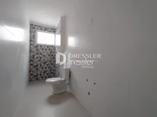 Foto de um ambiente interno com parede texturizada e vaso sanitário.