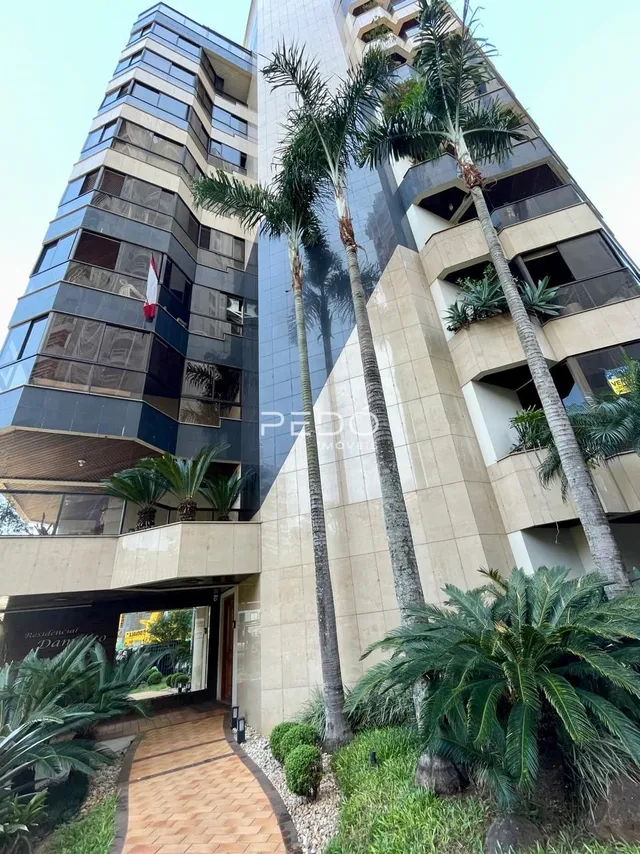 Fachada de um prédio residencial em Lajeado, Brasil com vegetação tropical.