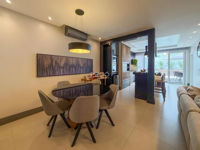 Sala de estar com mesa de jantar e decoração moderna em um apartamento.