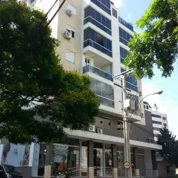Fachada de um prédio residencial em Lajeado, Brasil, com varandas.