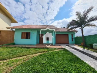 Fachada de uma casa em Lajeado, Brasil com jardim frontal.