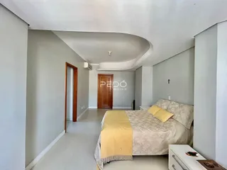 Quarto com cama e armário em um apartamento em Lajeado.