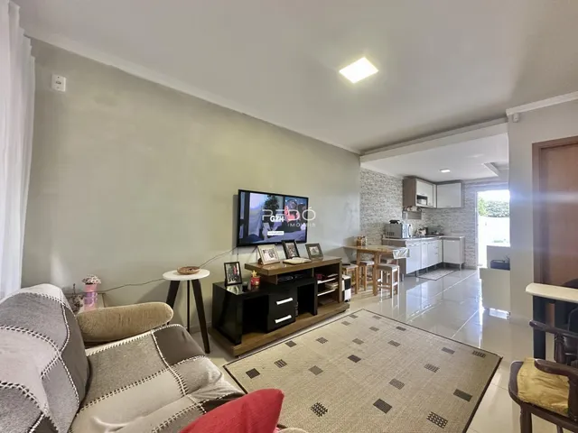 Sala de estar moderna com sofá e televisão em um apartamento.