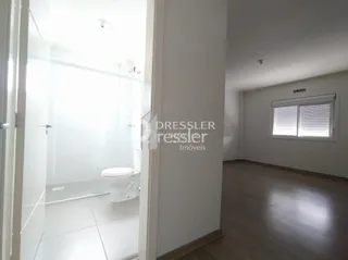 Foto de um banheiro interno de uma residência.