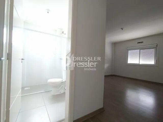 Foto de um banheiro interno de uma residência.