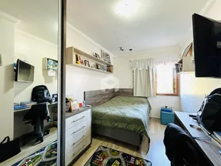 Quarto com cama e janela refletida em espelho