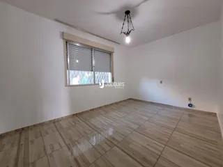 Foto de uma sala com piso de madeira clara.