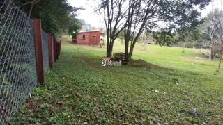 Vista externa de um terreno com gramado e cerca em Lajeado.