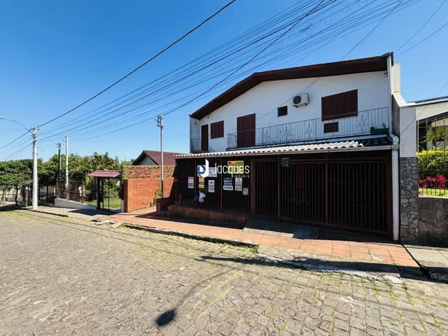 Fachada de uma casa residencial em Lajeado, Brasil, com portão de ferro.