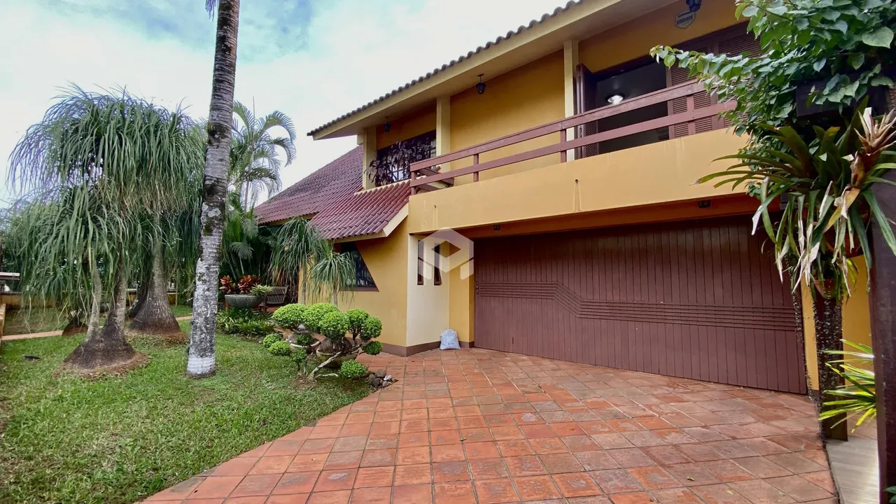 Fachada de uma residência em Lajeado, Brasil, com garagem e jardim.