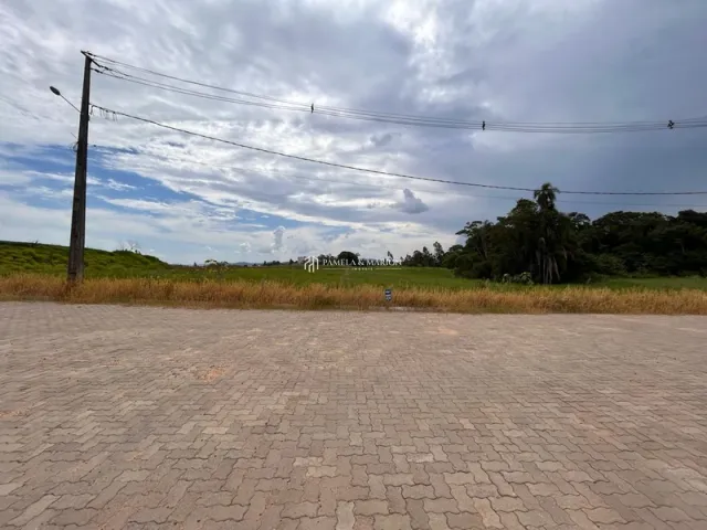 Vista externa de uma área gramada com pavimento em Lajeado.