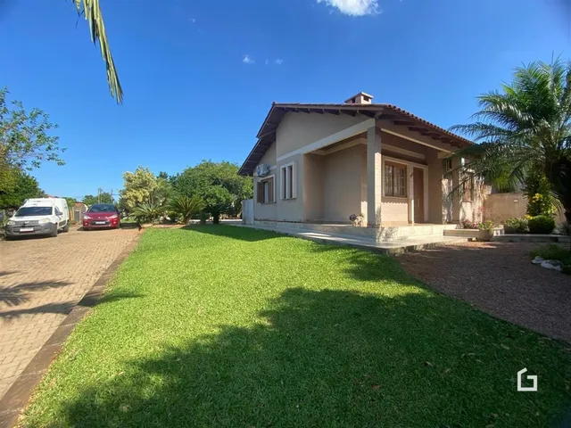 Fachada de uma residência com jardim verde em Lajeado, Brasil.