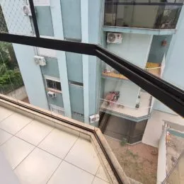 Vista da varanda com piso de cerâmica em um apartamento em Lajeado.