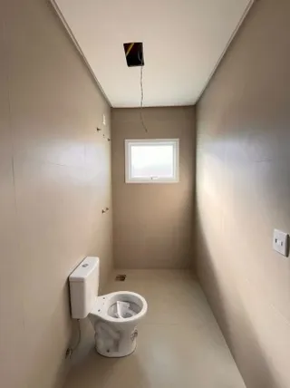 Foto de um banheiro interno mostrando um vaso sanitário branco.