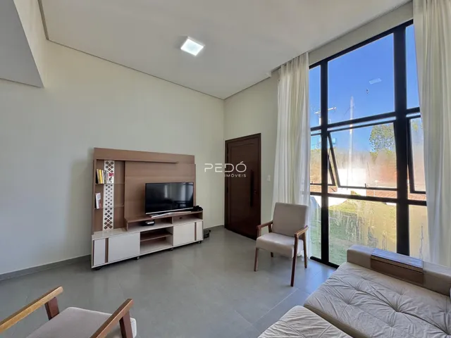 Sala de estar com grande janela e decoração moderna.