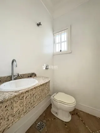 Foto de um banheiro com pia e vaso sanitário em uma residência.