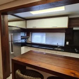 Foto de uma área de cozinha com bancada de madeira.