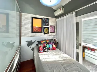 Quarto com cama e decoração de parede em um imóvel.