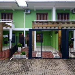 Fachada externa de uma residência com área de lazer cercada em Lajeado, Brasil.