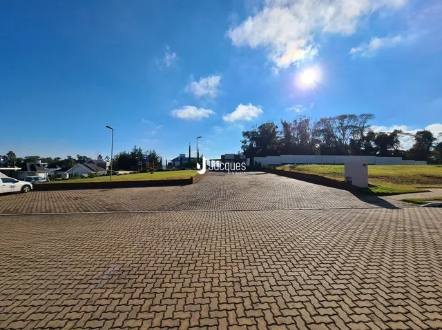 Vista da área externa pavimentada da propriedade em Lajeado.