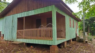 Fachada de uma casa de madeira com varanda em Lajeado, Brasil.