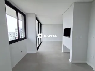 Sala de estar com grande janela mostrando vista urbana.