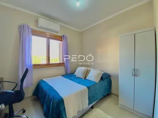 Quarto com cama e guarda-roupa em um imóvel.