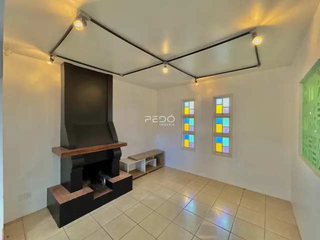 Uma sala de estar com lareira e piso de cerâmica.