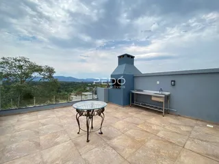 Vista panorâmica de uma área externa com piso de cerâmica.