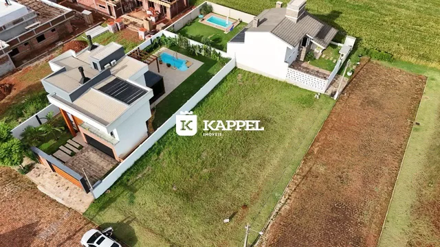 Vista aérea de uma residência com piscina e jardim em Lajeado.