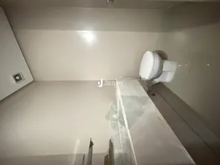 Uma foto interna de um cômodo com um vaso sanitário branco.