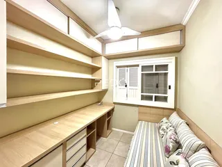Sala de estar com estantes e móveis de madeira instalados.
