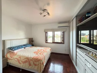 Quarto com cama e armário em ambiente residencial.