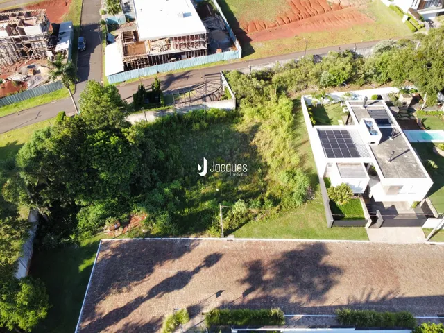 Vista aérea de uma propriedade em Lajeado, Brasil, mostrando áreas verdes e construções.