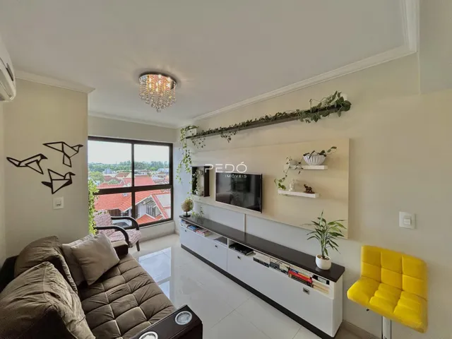 Sala de estar com decoração moderna e vista para a paisagem externa.