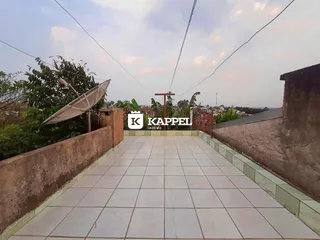 Piso de cerâmica em uma área externa pavimentada com paredes laterais.