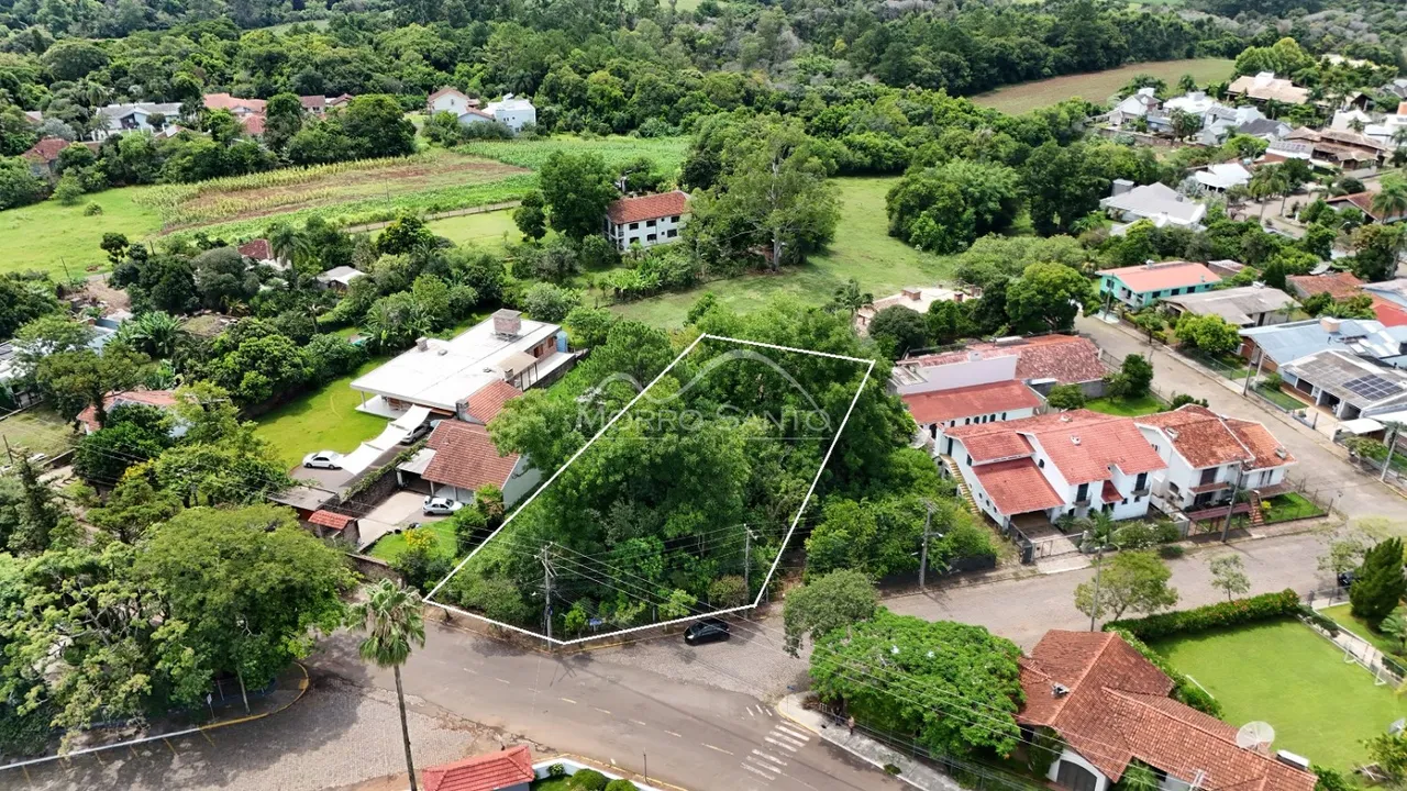 Vista aérea de uma propriedade em Lajeado, Brasil, cercada por vegetação densa.