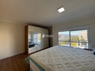 Quarto com cama e armário em ambiente claro.