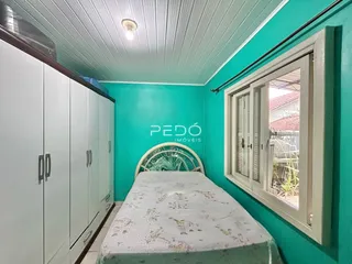 Quarto com armários e janela em sala de estar.