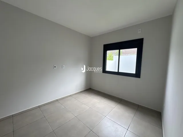 Vista interna de um cômodo com piso de cerâmica.