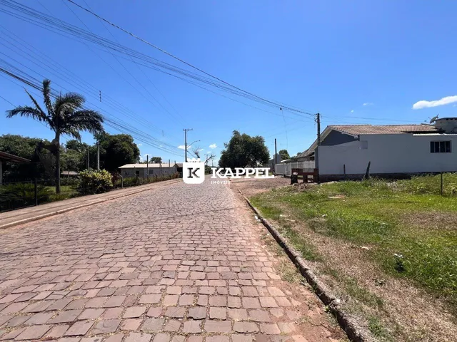Vista da rua pavimentada em Lajeado, Brasil, mostrando a paisagem externa da propriedade.